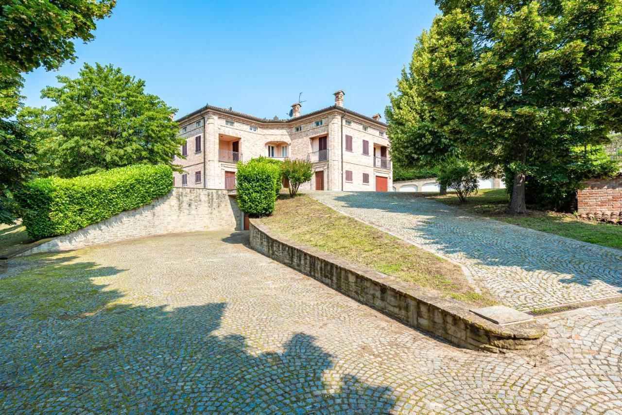 Villa Cornelia , Entire Villa With Private Pool Corneliano d'Alba Kültér fotó