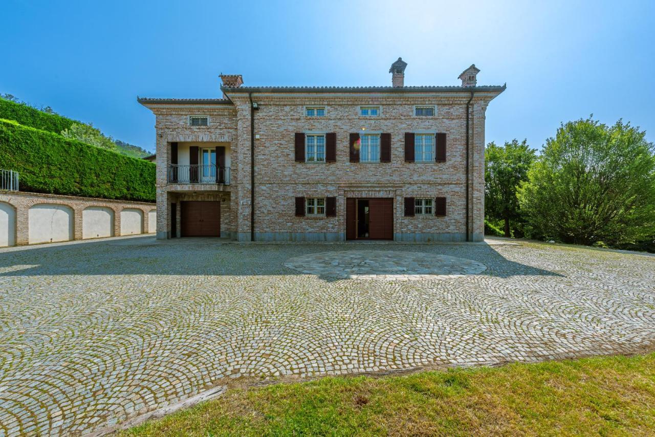 Villa Cornelia , Entire Villa With Private Pool Corneliano d'Alba Kültér fotó