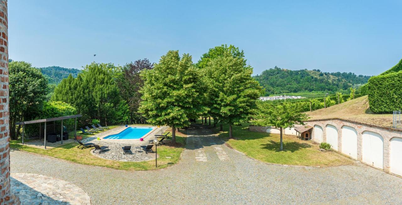 Villa Cornelia , Entire Villa With Private Pool Corneliano d'Alba Kültér fotó