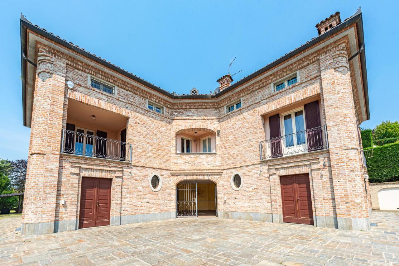 Villa Cornelia , Entire Villa With Private Pool Corneliano d'Alba Kültér fotó
