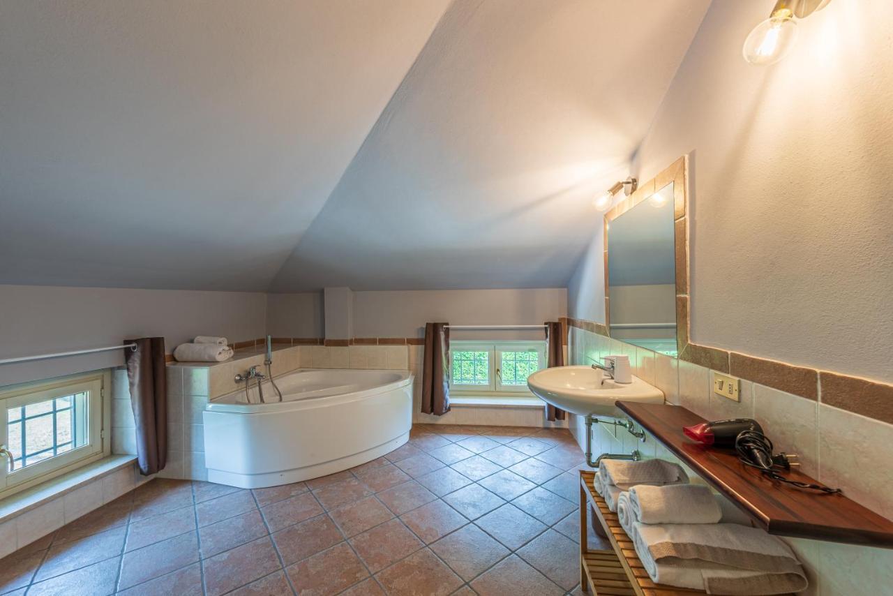 Villa Cornelia , Entire Villa With Private Pool Corneliano d'Alba Kültér fotó